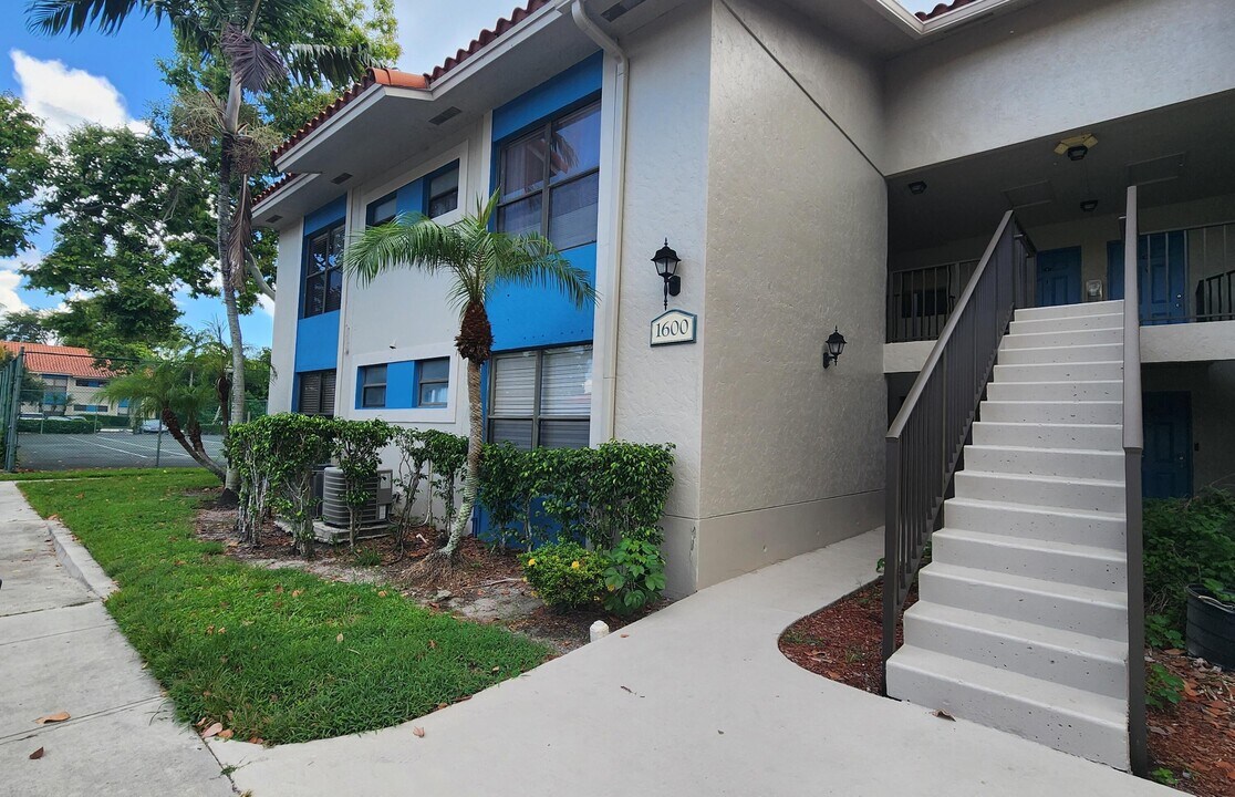 1600 Balfour Point Dr in West Palm Beach, FL - Building Photo