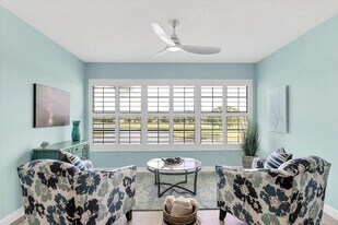 33 Plantation Dr, Unit 205 in Vero Beach, FL - Building Photo