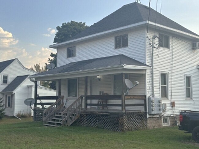 120 S Garden Ave in Gillett, WI - Foto de edificio - Building Photo