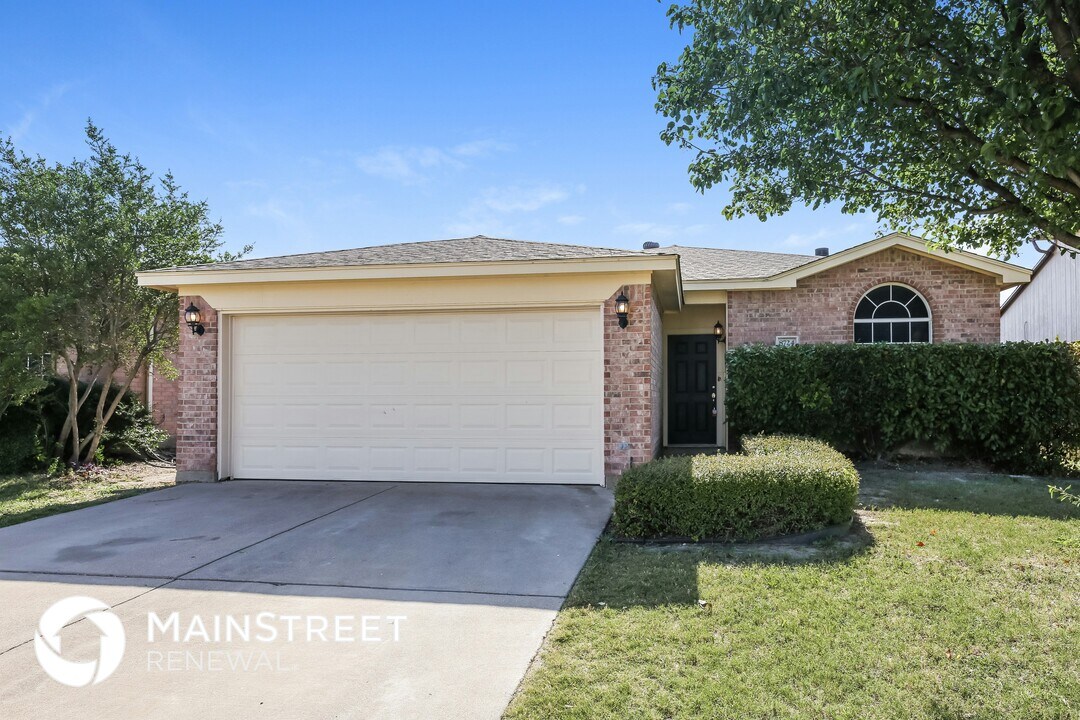 8724 Limestone Dr, Unit 7917-5R in Fort Worth, TX - Building Photo