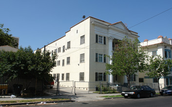 2618 San Marino St in Los Angeles, CA - Building Photo - Building Photo