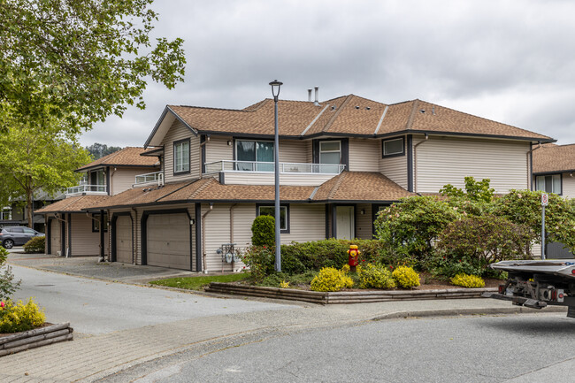 2561 Runnel Dr in Coquitlam, BC - Building Photo - Building Photo