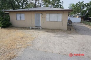 209 E Harding Ave in Bakersfield, CA - Building Photo