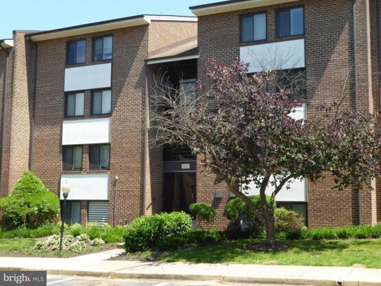 1427 Northgate Sq, Unit 12 in Reston, VA - Foto de edificio