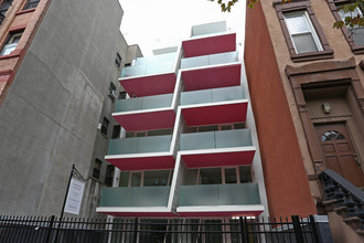 329 Pleasant Ave in New York, NY - Building Photo - Building Photo