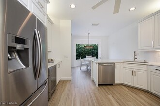 233 Colonade Cir in Naples, FL - Foto de edificio - Building Photo