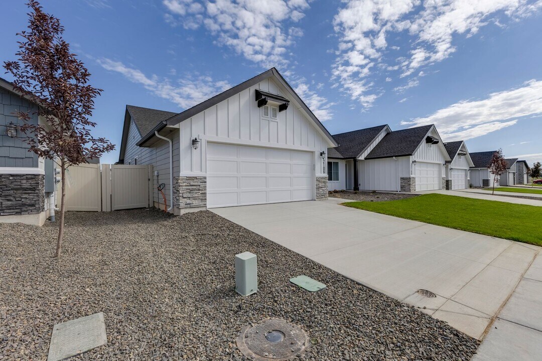 12112 W Barrington Dr in Nampa, ID - Building Photo