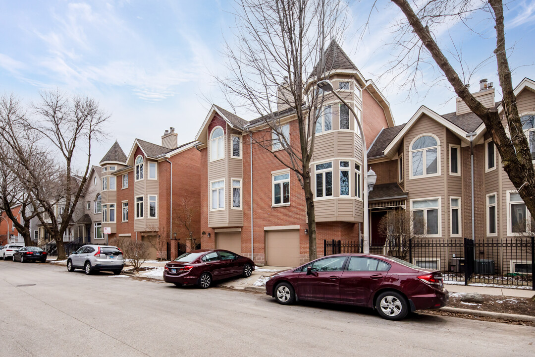 1231 W Fletcher St in Chicago, IL - Building Photo