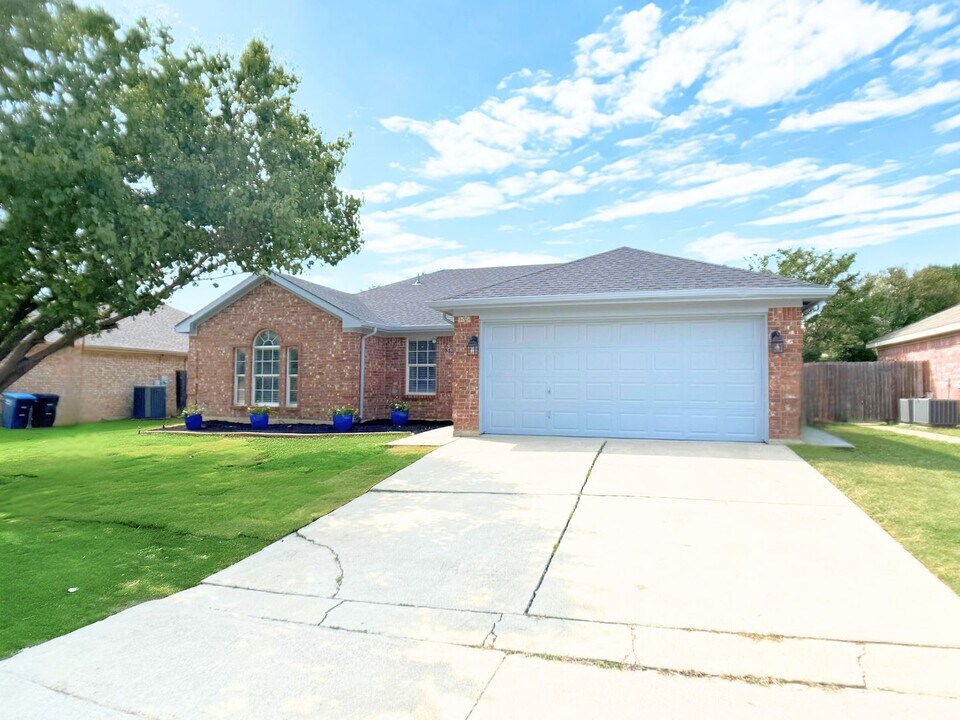3913 Periwinkle Dr in Fort Worth, TX - Building Photo