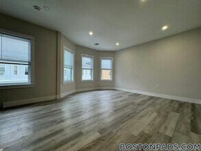 10 Cawfield St, Unit 3 in Boston, MA - Foto de edificio - Building Photo