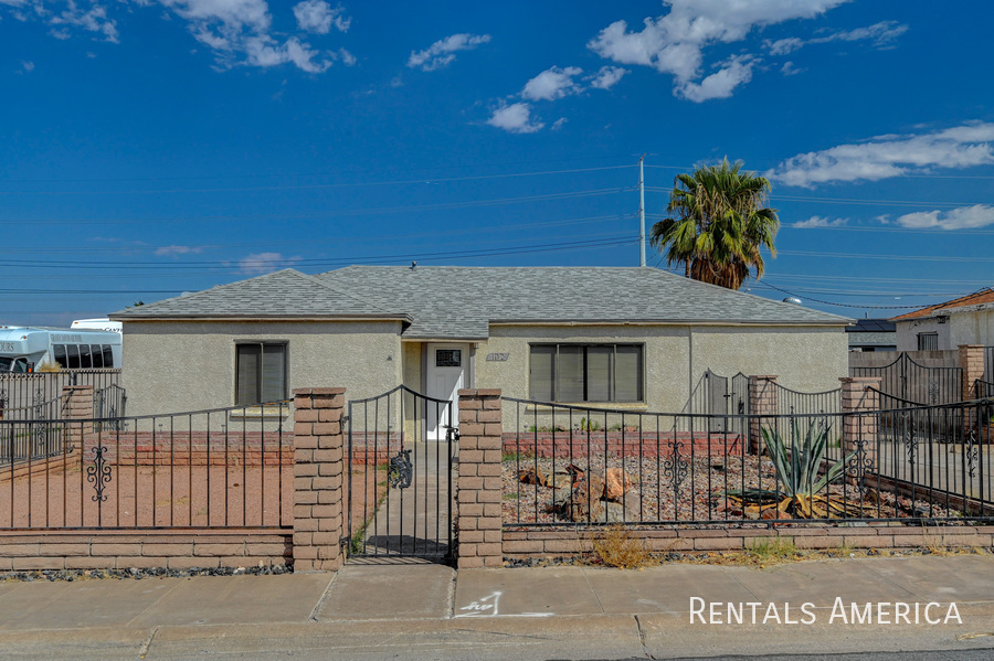 102 N Cholla St in Henderson, NV - Building Photo