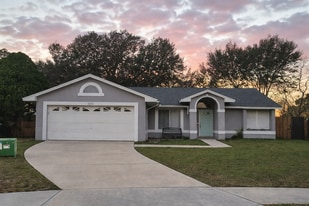 8200 Scarborough Ct in Orlando, FL - Building Photo