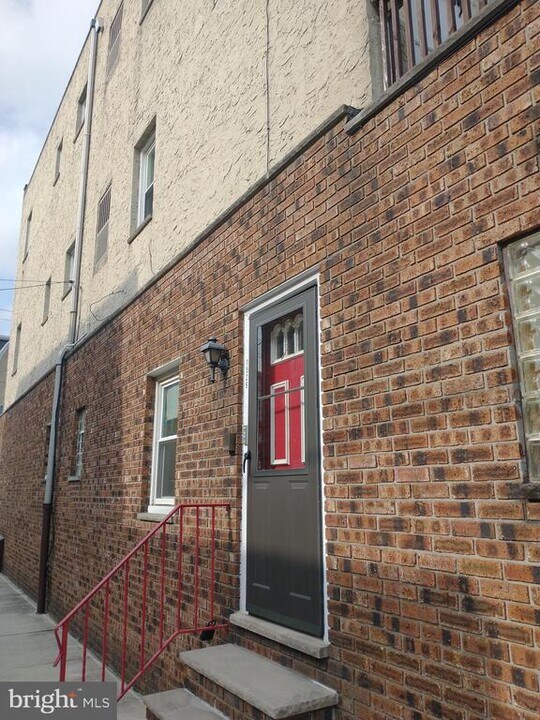 1529 W Porter St in Philadelphia, PA - Building Photo