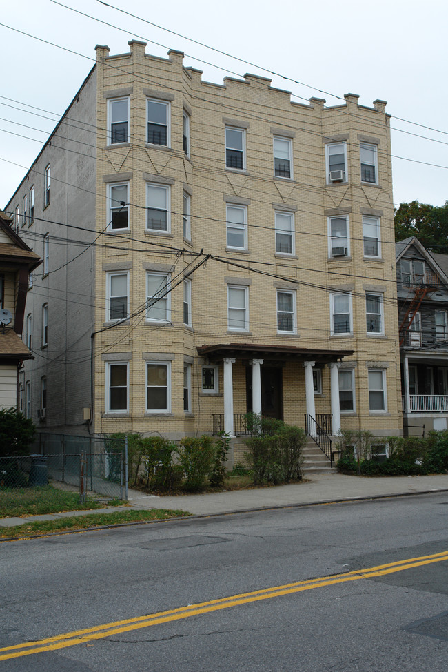 100 McLean Ave in Yonkers, NY - Building Photo - Building Photo