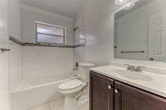 7971 NW 35th Ct in Coral Springs, FL - Building Photo - Building Photo