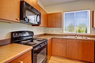 Brookstone at Edgewater Townhomes in Puyallup, WA - Building Photo - Building Photo