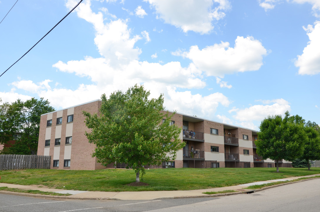 Ferndale Manor in Philadelphia, PA - Building Photo