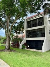 210 Lakeview Dr in Weston, FL - Building Photo - Building Photo