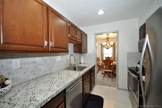 37 Newberry Ln in Glastonbury, CT - Building Photo - Building Photo