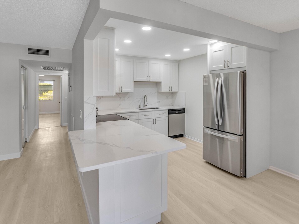 2030 Hythe B in Boca Raton, FL - Building Photo