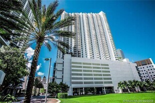 350 S Miami Ave in Miami, FL - Building Photo