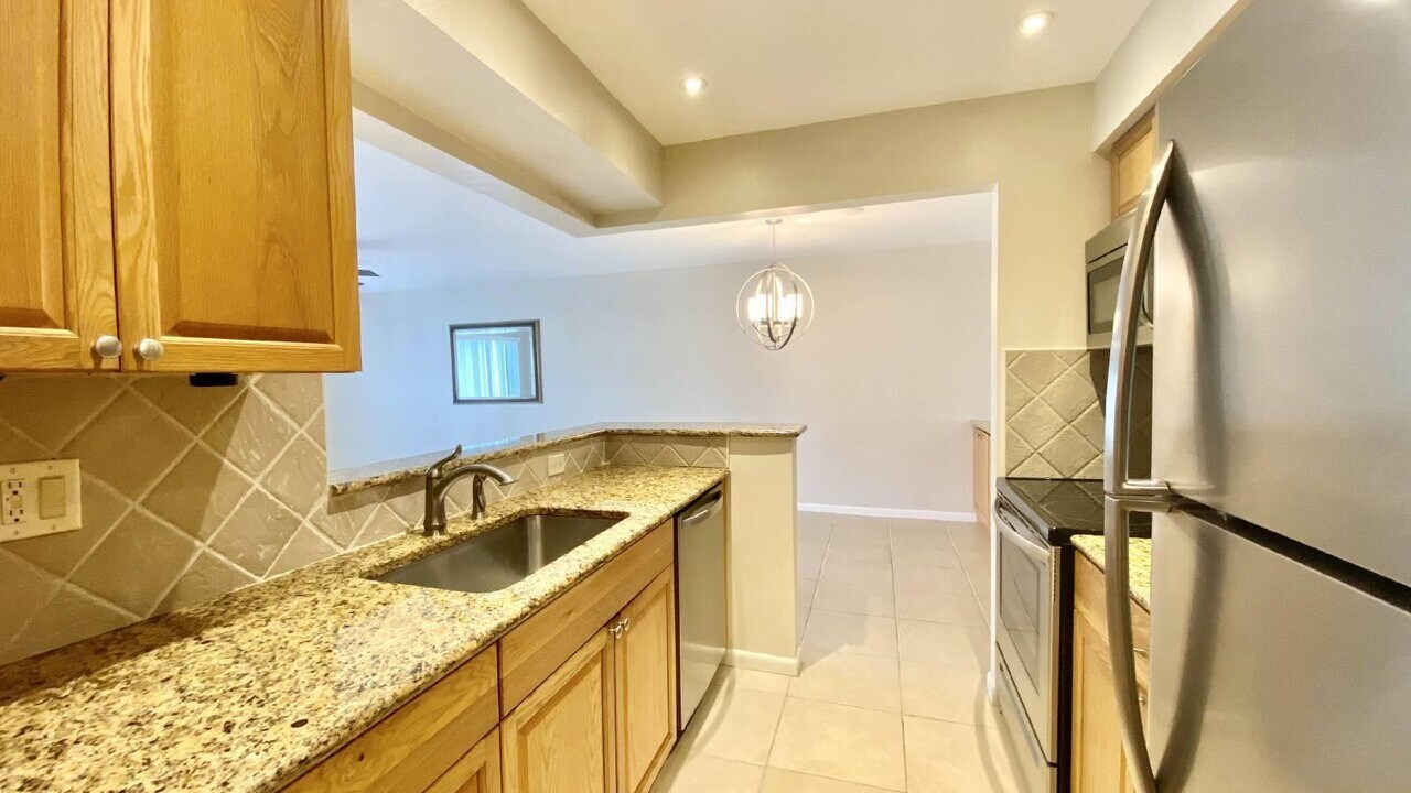 125 Shore Ct in North Palm Beach, FL - Building Photo