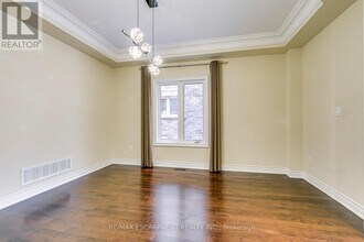 2492 Chaplin Rd in Oakville, ON - Building Photo - Building Photo
