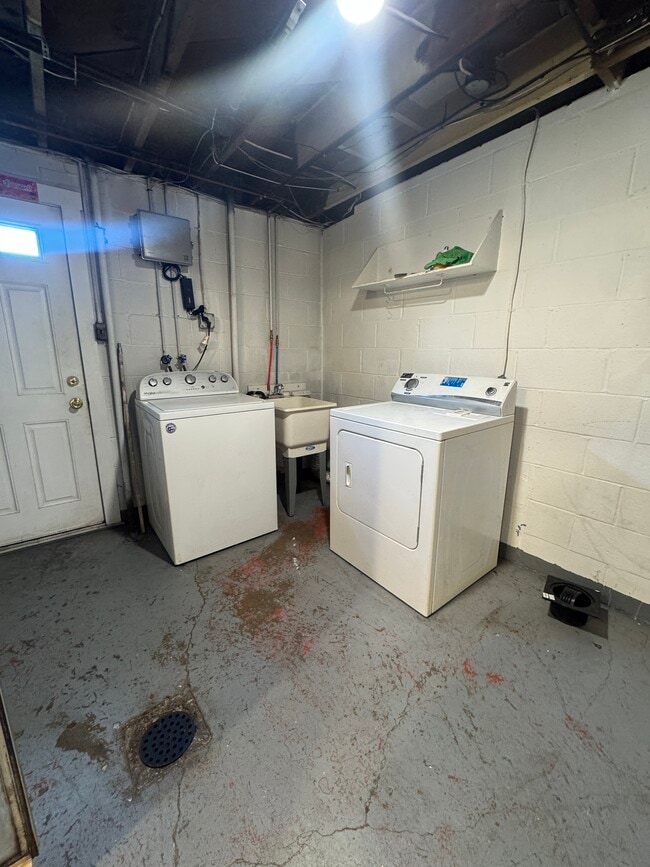 355 Macassar Dr in Pittsburgh, PA - Building Photo - Building Photo