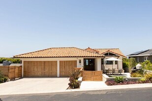 12 S Stonington Rd in Laguna Beach, CA - Building Photo