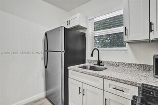 200 NW 13th St in Miami, FL - Building Photo