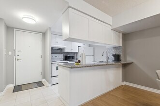 168 Simcoe St in Toronto, ON - Building Photo - Building Photo