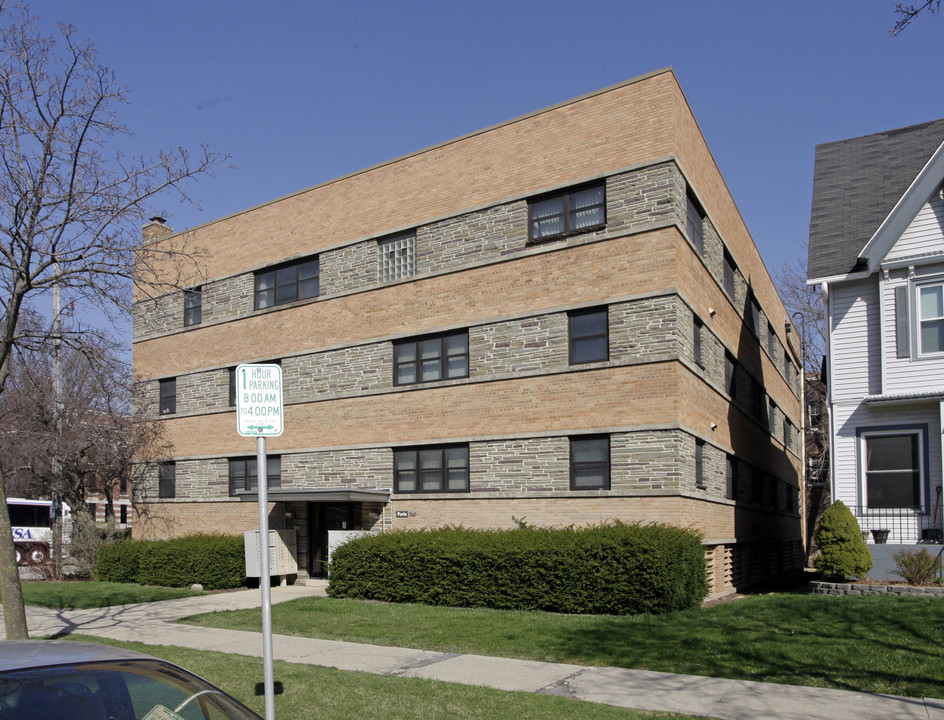 Purin Residence Hall in Milwaukee, WI - Foto de edificio