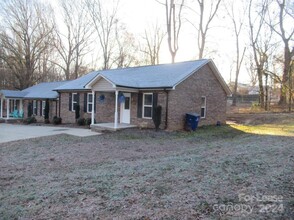 717 N State St in Lincolnton, NC - Foto de edificio - Building Photo