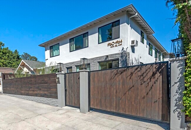 1964 Vista Del Mar Ave in Los Angeles, CA - Building Photo - Building Photo
