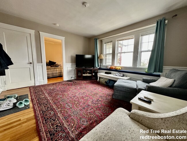 102 Bennett St, Unit 2 in Boston, MA - Foto de edificio - Building Photo