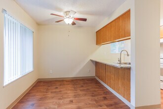 Cedar Square in Portland, OR - Foto de edificio - Interior Photo