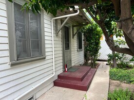 411 E Anapamu St in Santa Barbara, CA - Building Photo