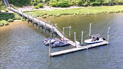 40 Oak Grove St in East Greenwich, RI - Building Photo - Building Photo