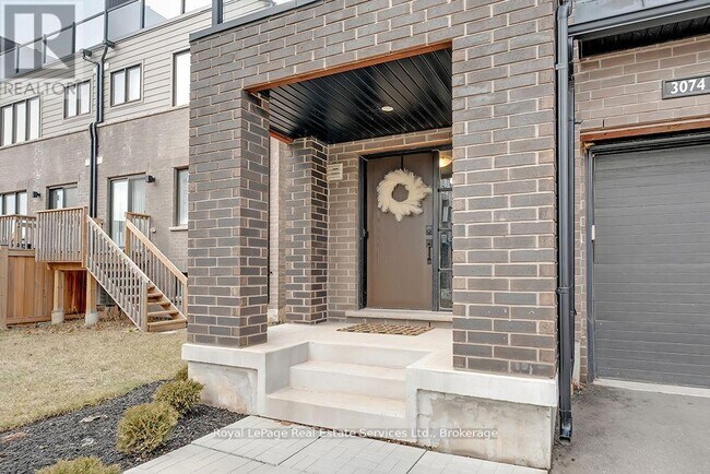 3074 Cascade Common in Oakville, ON - Building Photo - Building Photo