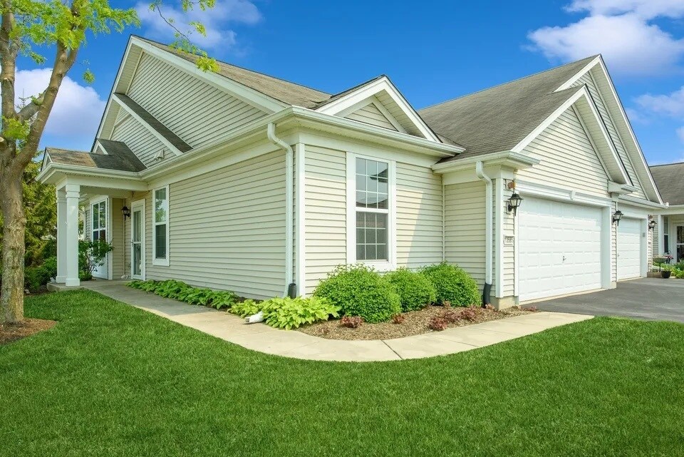13585 Yellow Pine Dr in Huntley, IL - Building Photo