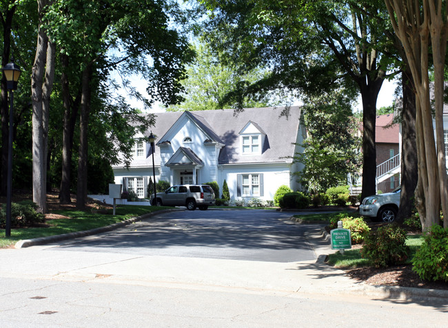 130-134 Sunset Cir in Greensboro, NC - Building Photo - Building Photo