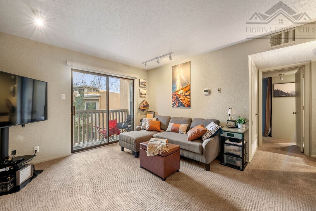 941 Calle Mejia, in Santa Fe, NM - Building Photo