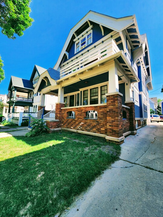 2942 N Frederick Ave, Unit 2942 in Milwaukee, WI - Foto de edificio