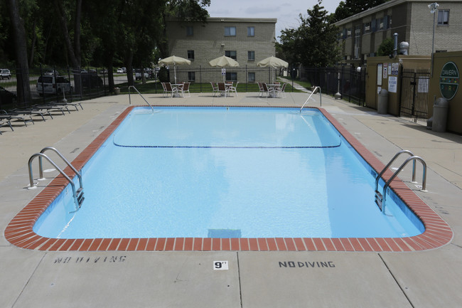 Davern Park Apartments in St. Paul, MN - Foto de edificio - Building Photo