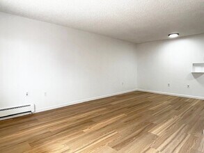 3300 S Clarkson St, Unit 103 in Englewood, CO - Foto de edificio - Building Photo