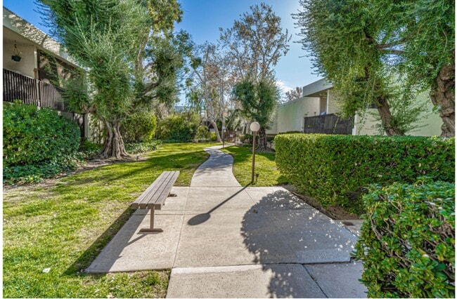 23515 Lyons Ave in Newhall, CA - Building Photo - Building Photo