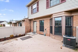 38887 Country Cir in Farmington Hills, MI - Foto de edificio - Building Photo