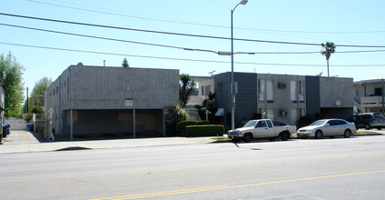 13940 Sherman Way in Van Nuys, CA - Foto de edificio - Building Photo