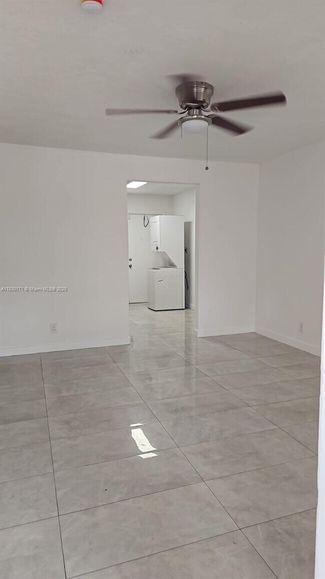 1051 NW 27th Ave in Fort Lauderdale, FL - Building Photo - Building Photo