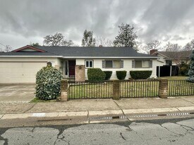 3335 Panorama Dr in Redding, CA - Building Photo